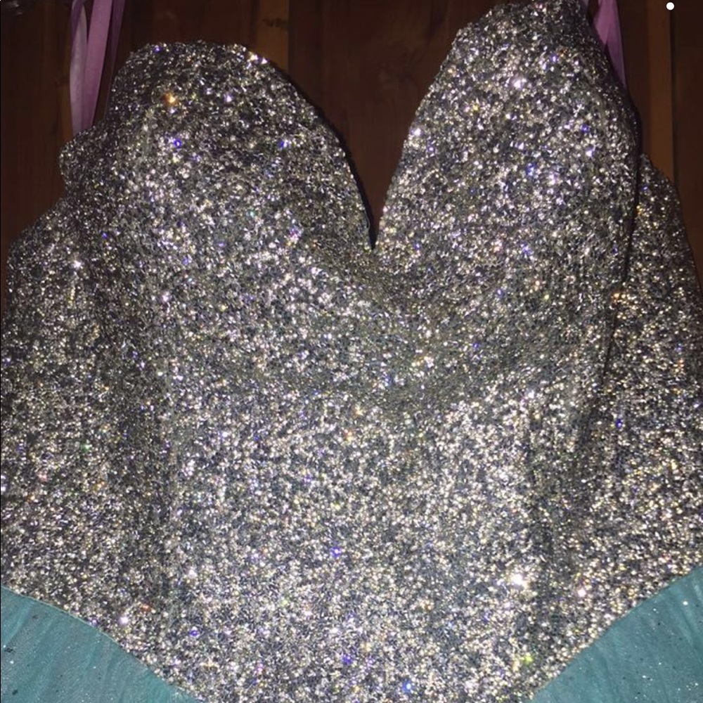 ••PROM DRESS•• - Picture 2 of 6